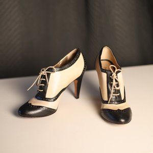 Pour la Victorie Wing Tipped High Heeled Shoes